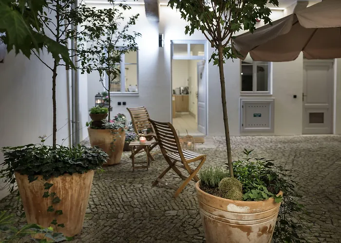Hotel near College: 4 Trees Apartments By Adrez